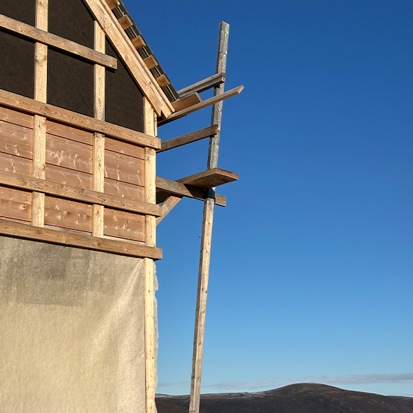 Rakennusprojekti talvimaisemassa